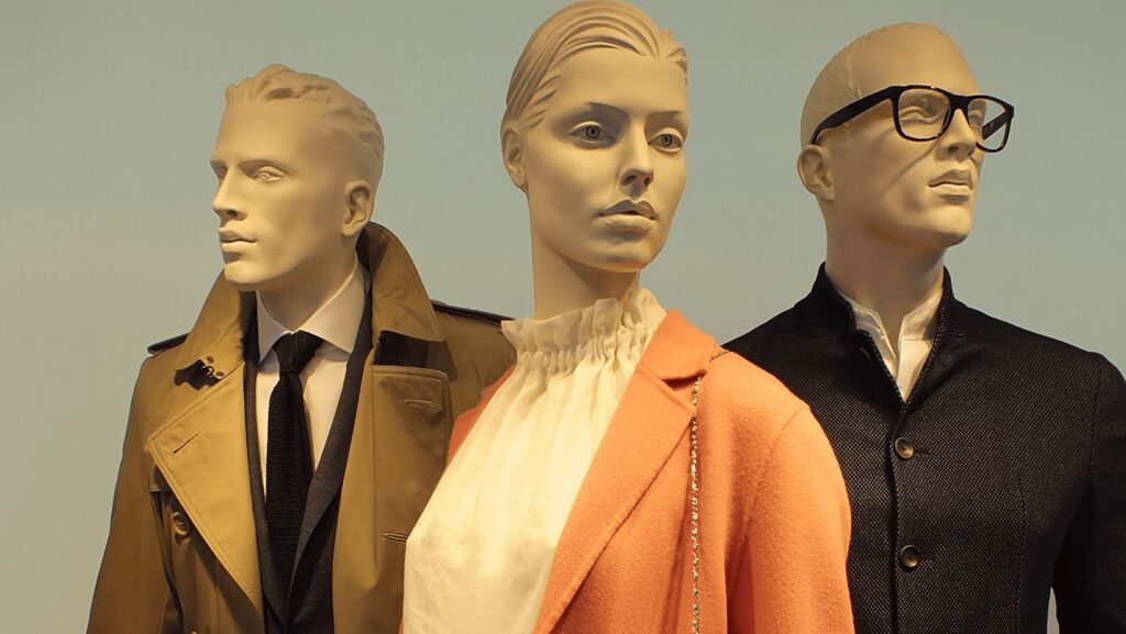 three mannequins dressed in business and professional attire, symbolizing target customer profiles in marketing. Highlights the importance of lead validation to ensure relevance and alignment with sales goals.